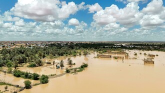 Área completamente submersa revela a dimensão das cheias. Os eventos extremos deixam de ser exceção e passam a definir a nova realidade climática. A água avança sobre o território e redesenha o espaço urbano e rural. Sem planejamento ambiental, os desastres tornam-se inevitáveis
