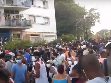 En los últimos tiempos el actual gobierno de Díaz-Canel autorizó el funcionamiento de las pequeñas y medianas empresas privadas.  Manifestantes protestan en las calles de La Habana,2021, Cuba