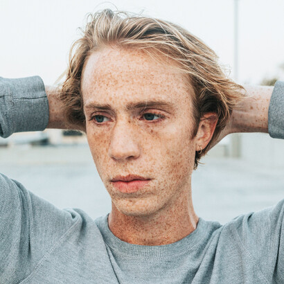 Si bien, todos hemos sentido alguna vez esas 5 emociones básicas, lo cierto es que no las experimentamos o expresamos de la misma forma