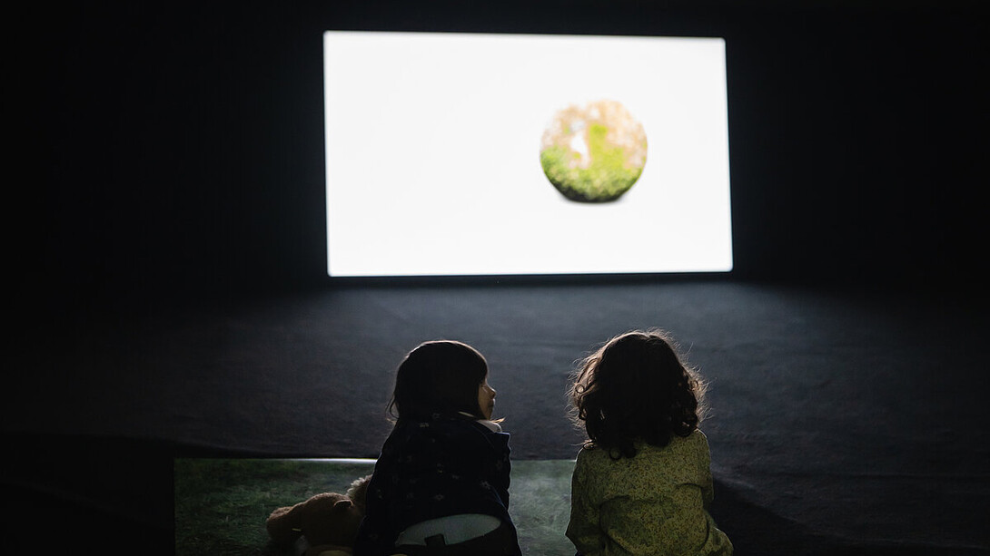 Angenehm für das auge, weich für die füße, ausstellungsansicht. Mit freundlicher genehmigung der Neuen Galerie Graz