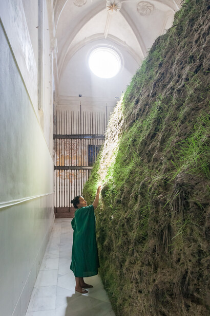 Delcy Morelos, Profundis, vista de exhibición. Cortesía del Centro Andaluz de Arte Contemporáneo. Foto por Pepe Morón