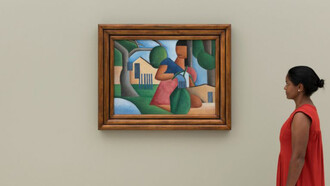 Apreciadora de arte observa quadro A Caipirinha de Tarsila do Amaral