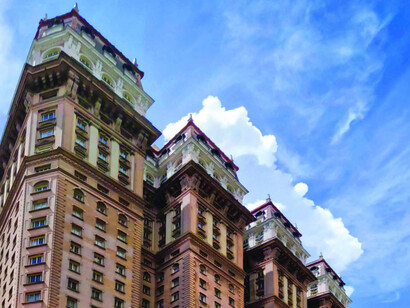 Longe do projeto inicial que contava com 12 andares no centro de São Paulo, em 1928 o projeto do edifício já havia chegado a 24 andares, levando a obra a ser embargada por questões estruturais