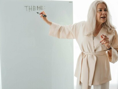 Professora de inglês. Sempre digo que aprender um novo idioma é literalmente conhecer um novo mundo, é expandir o seu olhar e passar a enxergar coisas que antes você não via, o mundo ganha novas cores e, também, novas possibilidades


