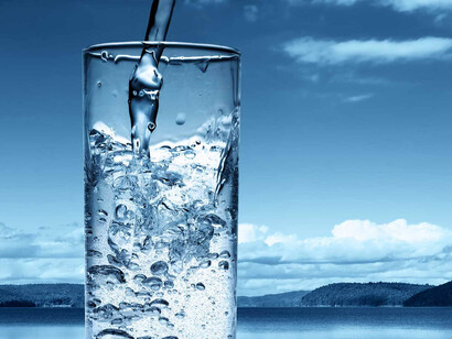 Agua mineral refrescante