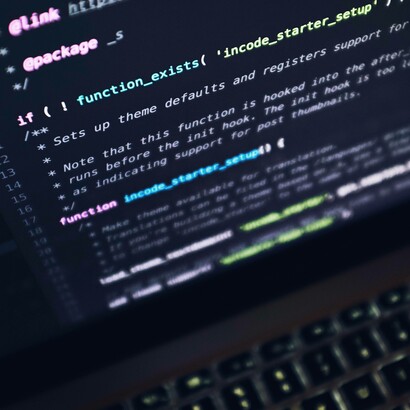 Codice informatico: "Il concetto di “automazione” ha progressivamente ceduto il passo a quello di “generatività”. L’intelligenza artificiale, un tempo circoscritta a sistemi complicati dai risultati prevedibili, ha integrato al suo interno l’apprendimento autonomo, l’auto-organizzazione..."