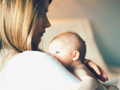 Una madre su bebé disfrutan de los primeros rayos de sol del día