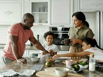 Cozinha em família. Com ou sem planejamento, é uma tarefa que envolve muitos passos como fazer compras, armazená-las, preparar as refeições, lavar a louça… Por isso é necessário formar seu “time” na sua família e dividir tarefas. Muitas vezes é a falta de ajuda, além da falta de organização, que está tornando tudo mais difícil por aí!
