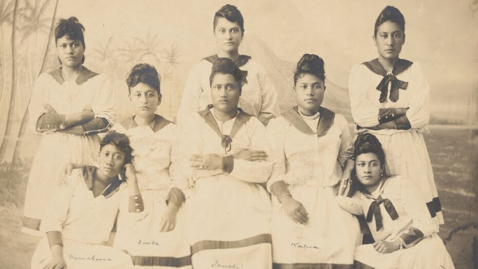 In 1893, Queen Lili`uokalani of Hawai`i sent
members of a royally chartered Hula troupe to
the World Columbian Exposition in Chicago. Courtesy of Field Museum