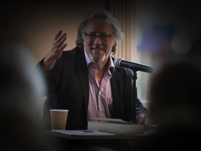 Peter Kornbluh es el director del Proyecto de Documentación de Chile y del Proyecto de Documentación de Cuba​ del National Security Archive estadounidense