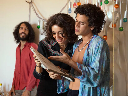 Rodrigo Lélis (Caetano Veloso), Sophie Charlotte (Gal Costa) e Caio Scot (Rogério Duarte) em cena do filme 'Meu Nome é Gal'