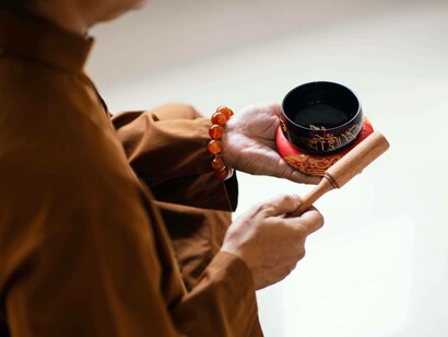 Uomo con oggetti per la meditazione: "Leopoldo, occidentalizzato, con i suoi studi filosofici focalizzati soprattutto sul Rinascimento, si dà a semplice training autogeno..."