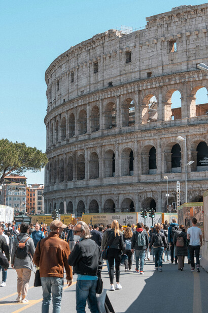 Roma, Italia. Scopri la cartolina che ritrae gli europei con umorismo e ironia. Un viaggio nel tempo che rivela come erano percepiti i cittadini della CEE