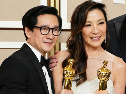 Os atores Ke Huy Quan (esquerda) e Michelle Yeoh (direita) celebrando suas estatuetas de ouro no Oscar deste ano