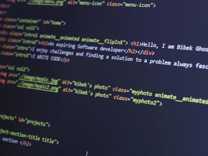 La programación permite desarrollar soluciones creativas y prácticas, combinando lógica, diseño y funcionalidad para usuarios finales