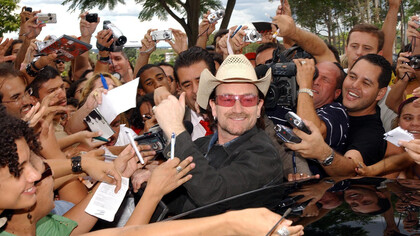 Le chanteur de U2, Bono Vox, signe des autographes pour ses fans au Brésil, le 19 février 2006. Photo de Wilson Dias