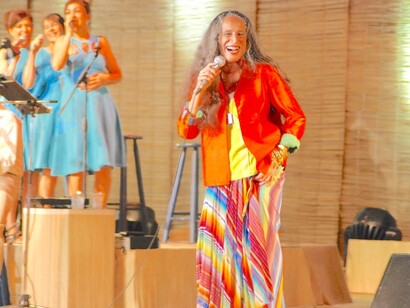 Maria Betânia dançando durante apresentação