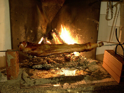 Il porceddu allo spiedo, specialità sarda: "... il maialetto tagliato a pezzi grossi e disteso sopra a un vassoio tappezzato di mirto..."