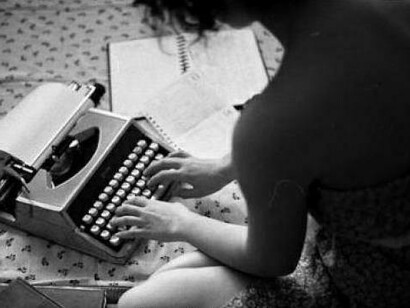 Una mujer teclea en una máquina de escribir