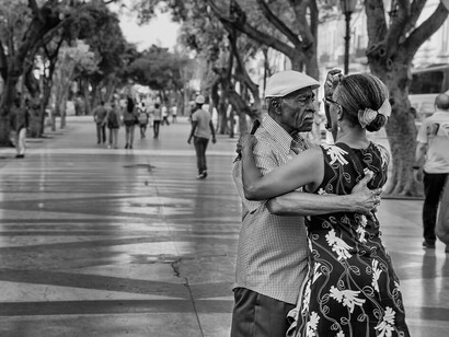 Una pareja de bailarines cubanos