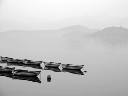 Botes pesqueros anclados en una lago