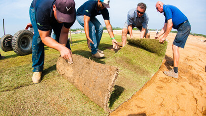 Río 2016. Instalando o grama do campo de golfe