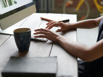 Professores são essenciais na educação digital, superando desafios e integrando novas tecnologias para um ensino moderno e acessível