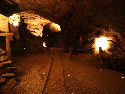 «Cantes de las Minas», tal y como se conocen hoy en día, surgidos del mestizaje entre los primitivos cantes que trajeron los mineros andaluces y los cantes autóctonos de la Sierra Minera de Cartagena-La Unión. Bifurcación de raíles. Interior mina Agrupa Vicenta, Cartagena, La Union, España
