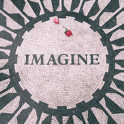 "Imagine" ci spingeva a immaginare di eliminare un cielo sopra di noi e un inferno sotto di noi, le frontiere, i confini e le barriere tra le nazioni e le religioni