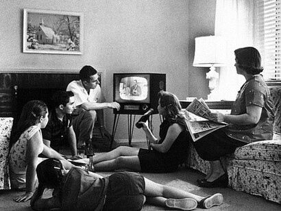 Além de manipular as informações para o domínio em massa e proveito de alguns, a mídia também adora o sensacionalismo