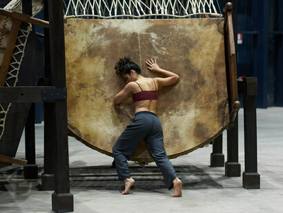 Chen Zhen Jue Chang, Dancing Body – Drumming Mind (The Last Song), 2000, Veduta dell’installazione e performance, Pirelli
Hangar Bicocca, Milan, 2020, 
Pinault Collection © ADAGP, Paris.
Courtesy Pirelli Hangar Bicocca, foto  Francesco Margaroli