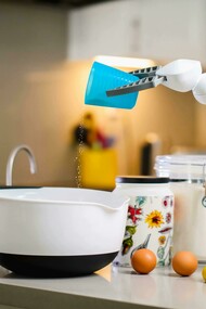 Robô prepara receita. Fui analisar meu histórico de buscas no chat e notei que o que mais busco é realmente informação sobre ingredientes, para aprofundar meus conhecimentos de questões nutricionais ligadas a eles. Além disso, também costumo perguntar sobre substituições de ingredientes, calcular quantidades ou até pedir sugestão de receitas com produtos específicos