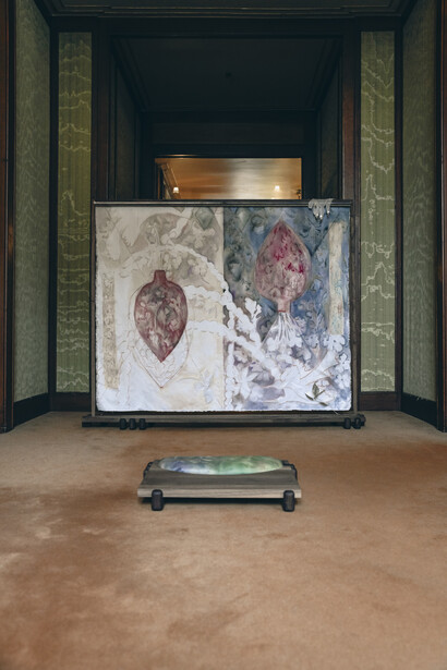 Divers artistes, Comme sur du velours, vue d'exposition. Avec l'aimable autorisation du Musée Horta