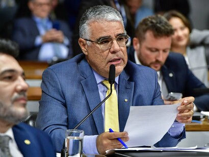 À bancada, em pronunciamento, senador Eduardo Girão (Novo-CE). Comissão Parlamentar Mista de Inquérito dos Atos de 8 de Janeiro de 2023 (CPMI - 8 de Janeiro) realiza reunião para ouvir ex-chefe do Gabinete de Segurança Institucional (GSI) do governo Lula durante os atos golpistas em janeiro. Indicado pelo atual governo, ele estava à frente do cargo no dia dos ataques às sedes dos Três Poderes. O general da reserva deixou o posto no dia 19 de abril de 2023, após a divulgação de vídeos nos quais ele aparece em um dos locais da invasão

 

