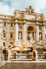 La Dolce Vita s'exprime à travers des monuments comme la Fontana di Trevi, symbole de l'élégance romaine