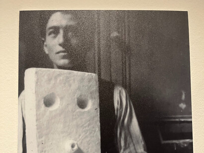 À la recherche des œuvres disparues retrace l’énigme des créations inédites d’Alberto Giacometti, en se concentrant sur la période 1920-1935