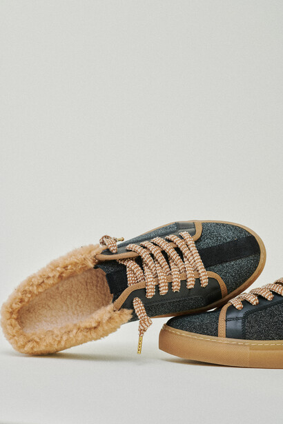 TVL | TheVerticaLine FW2526 Sabot unisex con tomaia in suede effetto glitter, lacci in cotone jacquard