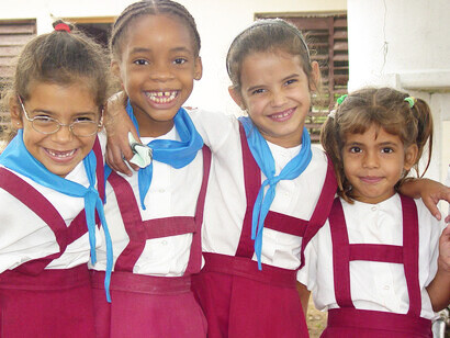 La represión de cualquier innovación que represente una amenaza para las minorías que dominan el mundo crea la rigidez a la que he llamado, siguiendo a Toynbee, petrificación. Niñas con uniforme escolar, cerca de Pinar del Río, Cuba
