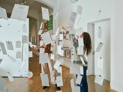 Verschiedene künstler, Wer bist du? Ausstellungsansicht. Mit freundlicher genehmigung des Museums für Kunst und Gewerbe Hamburg