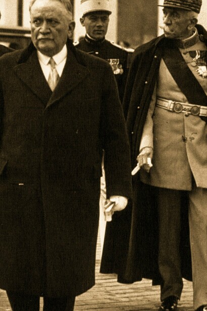 Autoridades francesas visitando la Exposición Colonial Internacional en París, Francia, 1931