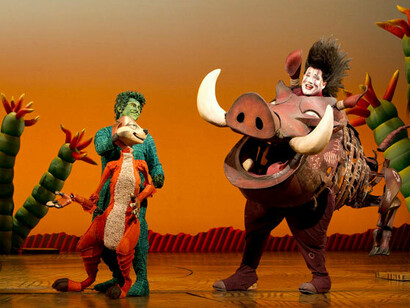 Dos actores representando a Timón y Pumba en en "El Rey León"