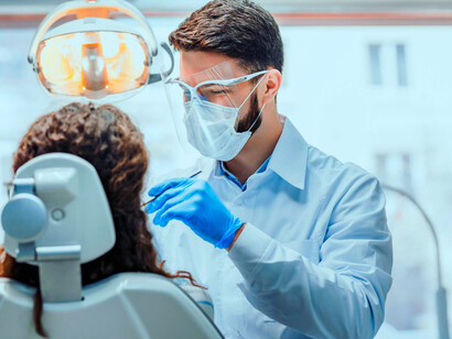 Dentista en su consultorio. Era el mejor dentista, de hecho, era un artista, un escultor de dientes, colmillos y muelas