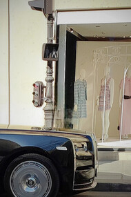 L’héritage de Coco Chanel se prolonge dans le paysage parisien, entre l’élégance intemporelle de ses boutiques et des lieux emblématiques comme le 19M, où la haute couture française continue de s’écrire