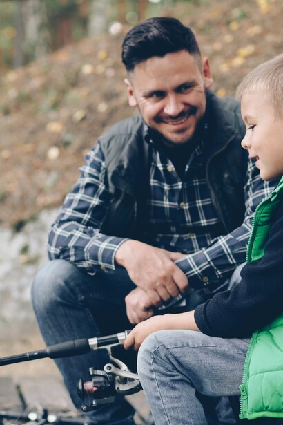 Tonio aveva iniziato a preparare l'attrezzatura per lui e per il figlio, ma verso le sei e mezza Martino non era ancora rientrato e allora aveva preso la sua roba, era salito in macchina e si era diretto al molo