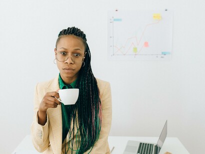 Mulher comerciante trabalhando