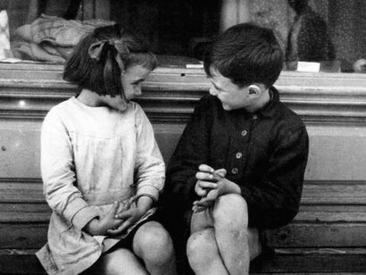 «No sé cómo puede vivir quien lo lleve a flor de piel los recuerdos de la infancia» (Unamuno)