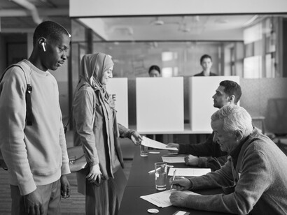 Electores acuden a cumplir con su deber cívico