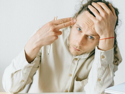 Homem frustrado com seu trabalho. O melhor disso tudo era não ter que me preocupar em fechar a casa, abastecer o carro, pagar o IPTU, comprar comida, pagar as contas de água e luz, além do condomínio