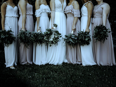 Parte del cortejo femenino de una boda. Se caracteriza por un estilo sencillo y depurado
