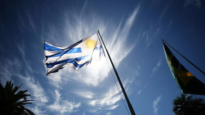 Bandera de Uruguay en lo mas alto de un asta